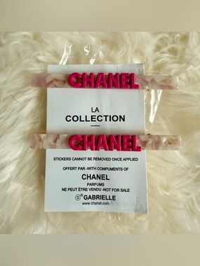 Chanel Parfums Set of 2 Alligator Hair Clips Pink Branding/Pastel Marble Design